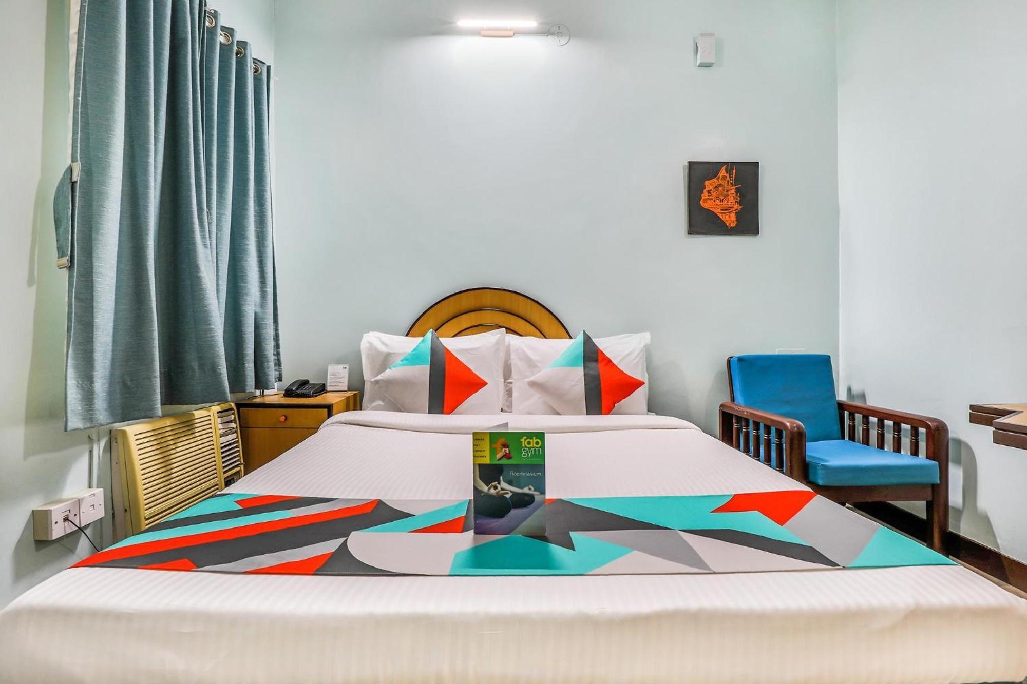 Fabexpress Santhi Inn - 500 Meters From Promenade Beach 퐁디셰리 외부 사진