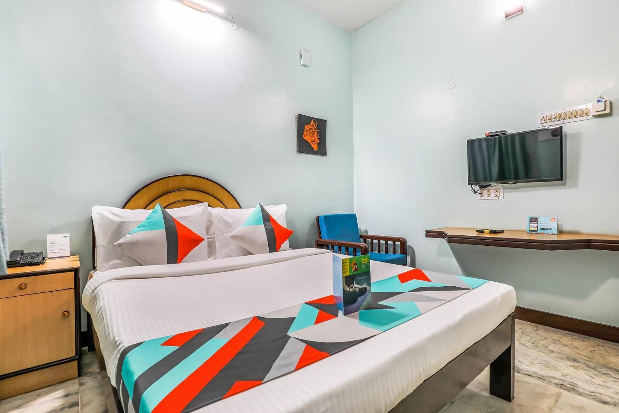 Fabexpress Santhi Inn - 500 Meters From Promenade Beach 퐁디셰리 외부 사진