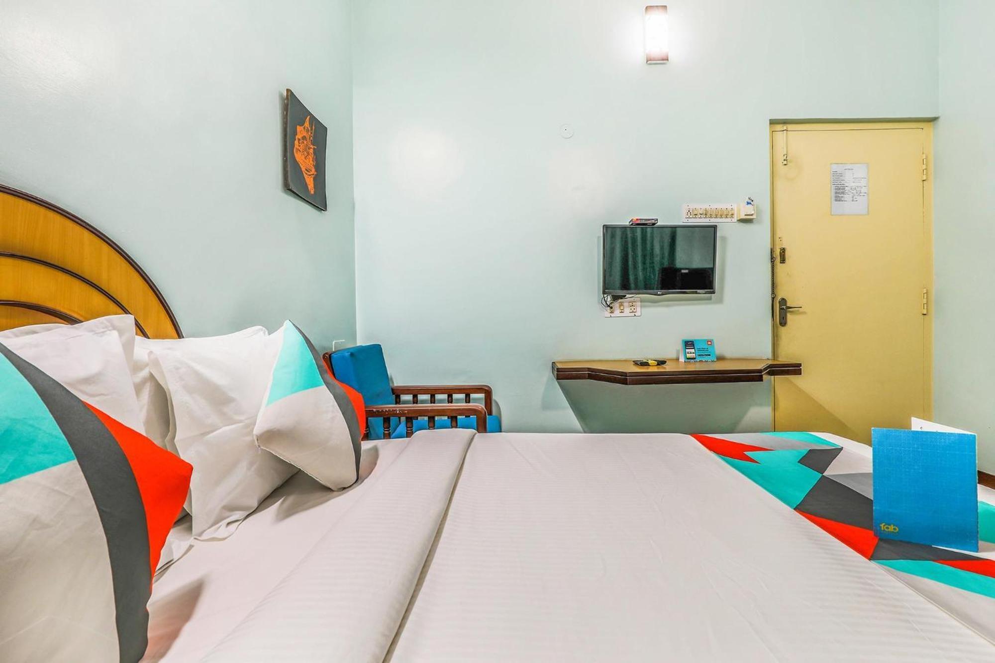 Fabexpress Santhi Inn - 500 Meters From Promenade Beach 퐁디셰리 외부 사진